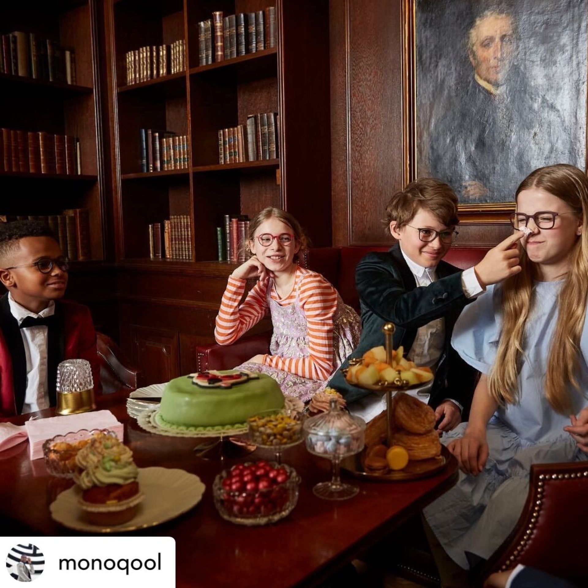 Barn med fargerike Monoqool-briller rundt et bord