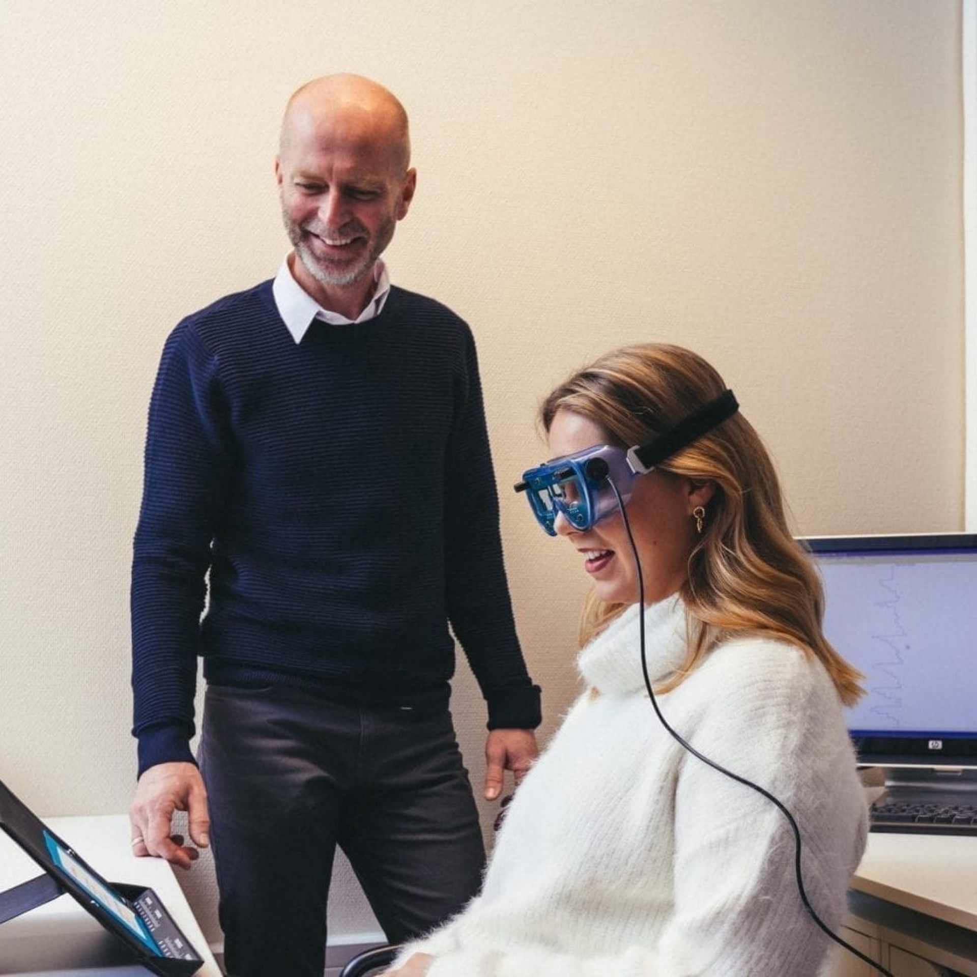 Optometrist Jan Terje Årset utfører en synsundersøkelse på en kunde med spesialbriller for samsynsmåling