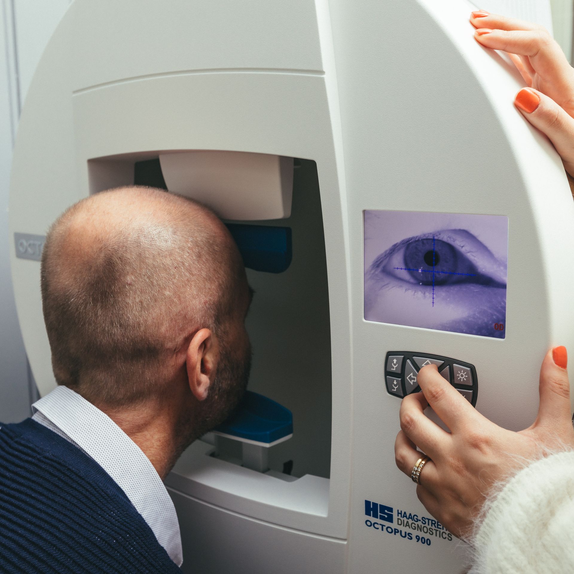 Synsfeltsmåling med Octopus 900-instrument under en førerkortattest